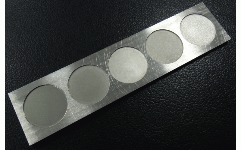 鏡面火花機(jī)的樣板， 左側(cè)的鏡面， 右側(cè)的粗紋