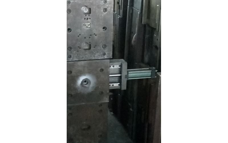 模具廠手上的油缸，原理簡單，使用方便，便于使用！